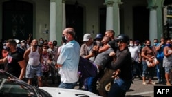 (ARCHIVO) Un hombre es detenido en La Habana durante las protestas del 11 de julio de 2021. (Foto de ADALBERTO ROQUE/AFP)