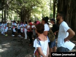 Damas y activistas se reúnen en el parque Gandhi este domingo para de ahí salir a la jornada de #TodosMarchamos. Foto: Ángel Moya.