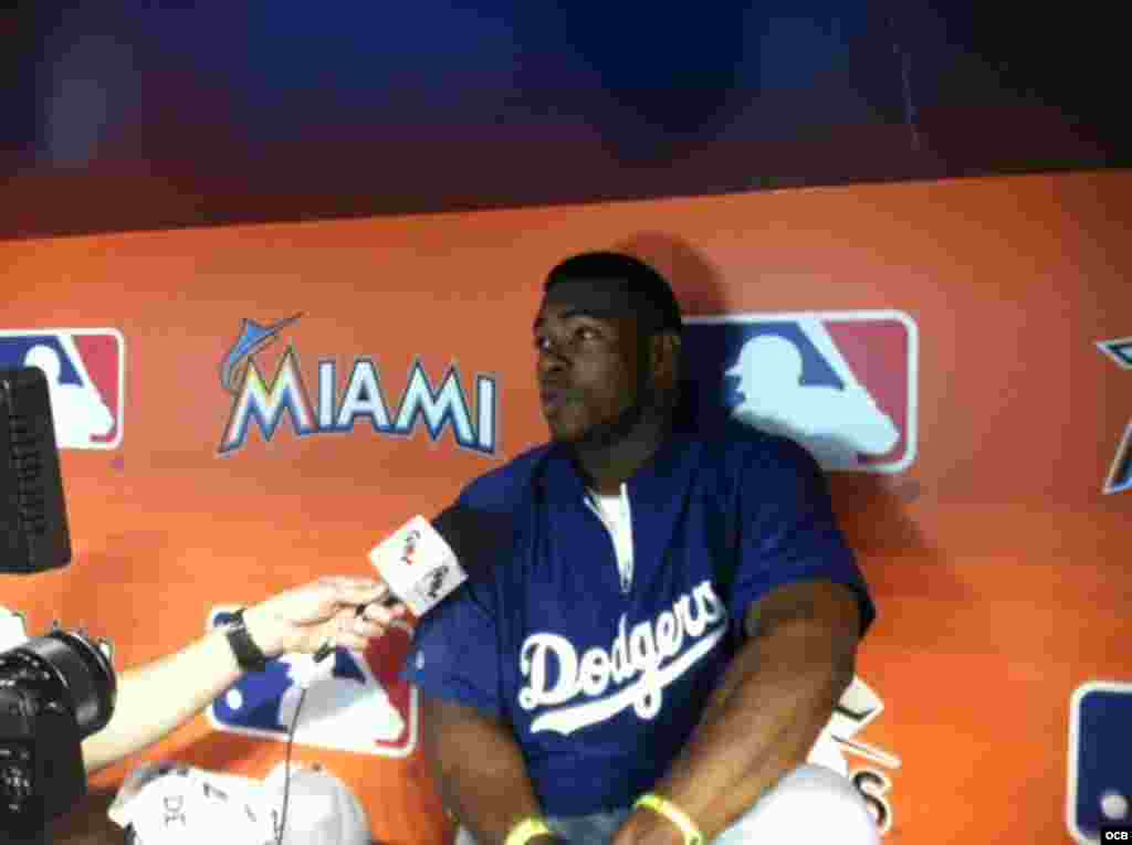 Yasiel Puig brindando declaraciones a Radio TV Martí