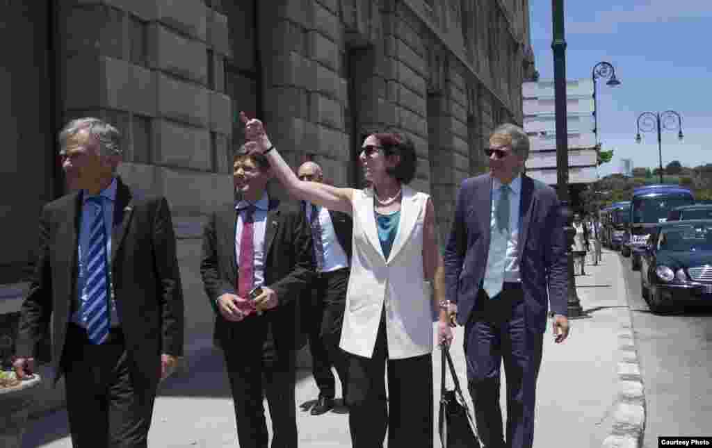 Jeffrey DeLaurentis Y Roberta Jacobson fueron parte de la delegación estadounidense que paseó por La Habana.