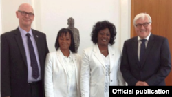 De izquierda a derecha, Martin Lessenthin, Yaquelin Boni, Berta Soler y el ministro alemán Frank-Walter Steinmeier. 