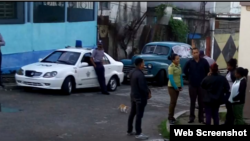 Fuerzas represivas vigilan la sede de las Damas de Blanco, en La Habana, el 19 de noviembre de 2017. 