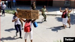 Damas de Blanco se manifiestan en una calle de La Habana para exigir la liberación de los presos políticos. Foto Archivo