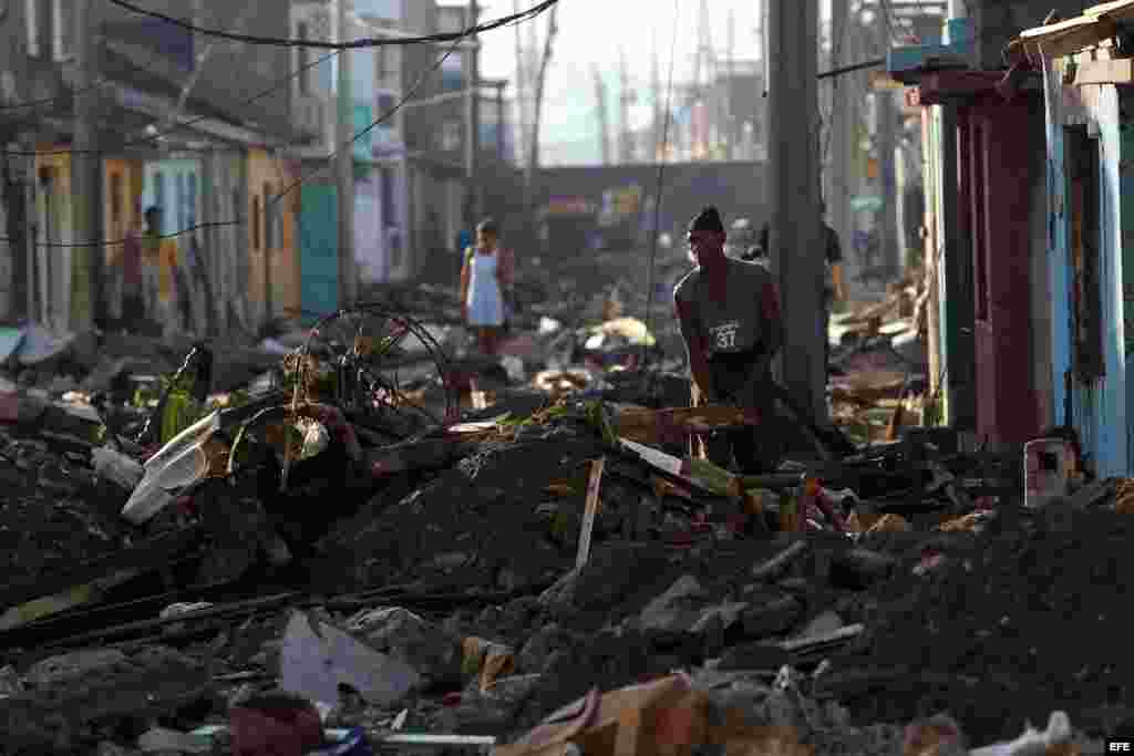 Un hombre limpia de escombros al frente de su vivienda hoy, viernes 7 de octubre de 2016, tras el paso hace tres días del huracán Matthew en Baracoa (Cuba).EFE/Alejandro Ernesto