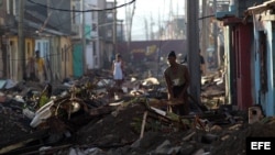 Un hombre limpia de escombros al frente de su vivienda hoy, viernes 7 de octubre de 2016, tras el paso hace tres días del huracán Matthew en Baracoa (Cuba).EFE/Alejandro Ernesto