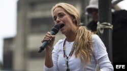 Lilian Tintori, esposa del encarcelado líder opositor Leopoldo López, habla durante una protesta de 24 horas para exigir la liberación de López y los demás presos políticos. 