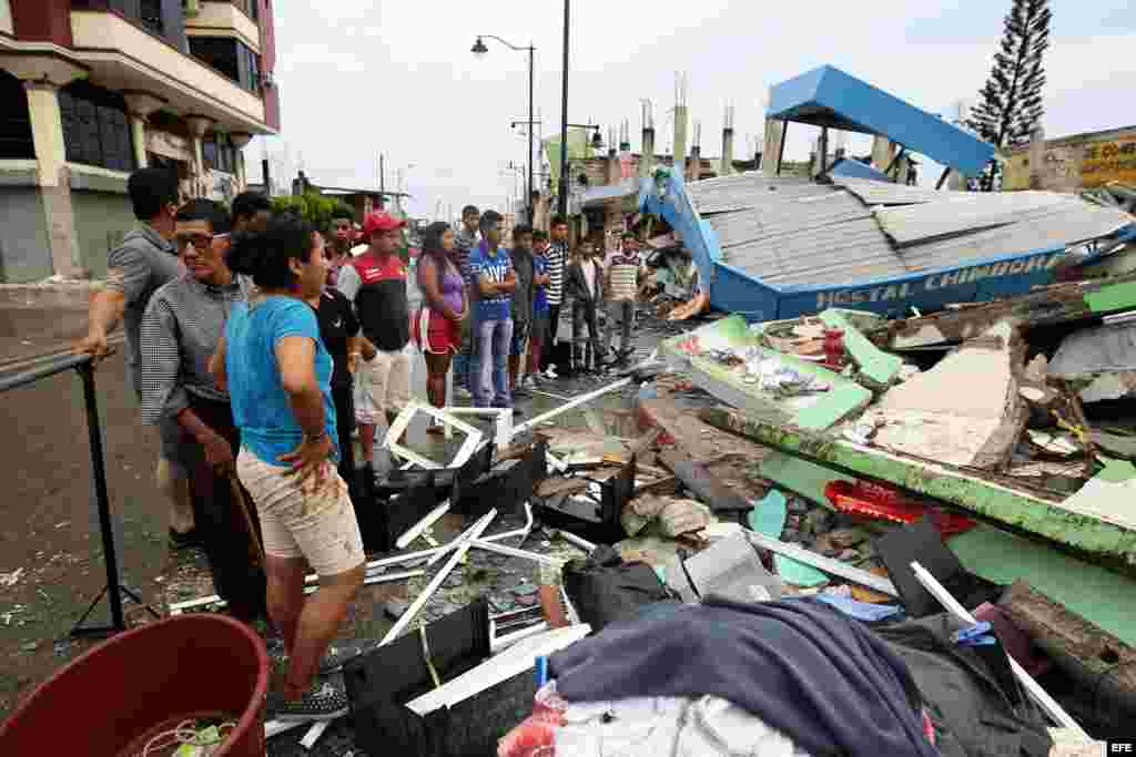 Habitantes de Pedernales (Ecuador), afectados por el terremoto de 7.8 grados en la escala de Richter.