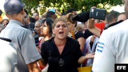 Cubanos protestan frente a embajada de Ecuador en La Habana.