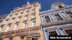 El Meliá San Carlos (amarillo) en la ciudad de Cienfuegos.