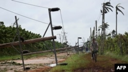 Postes del tendido eléctrico en Güira de Melena, Artemisa, el 7 de noviembre tras el paso del huracán Rafael.