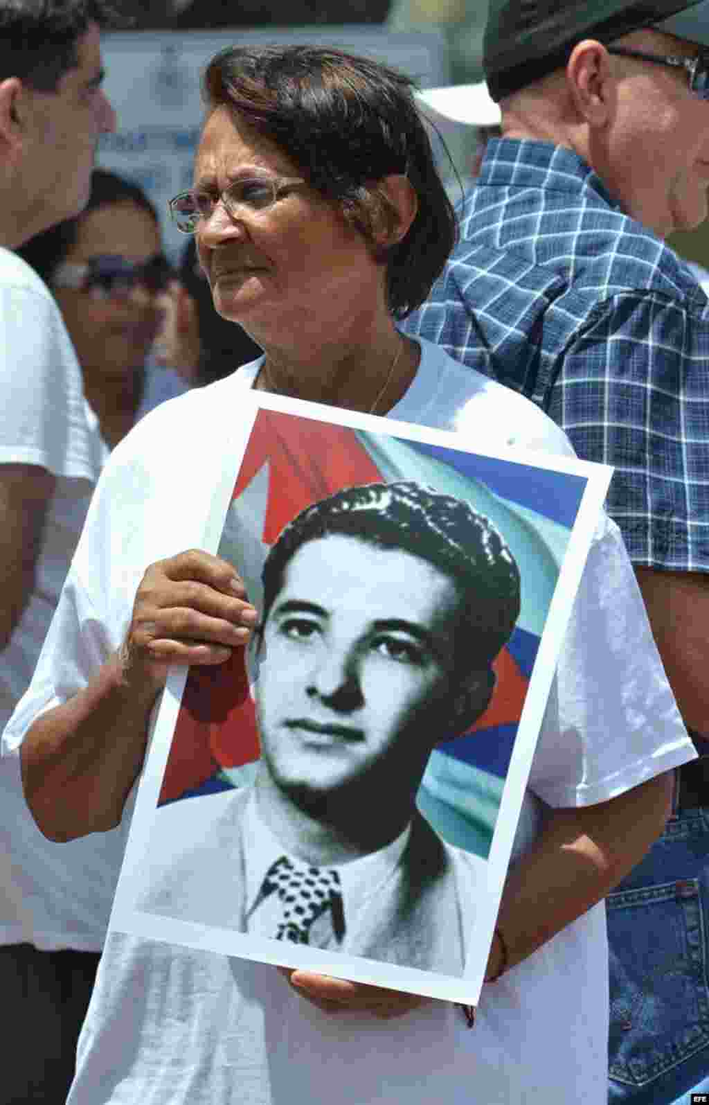 Una mujer sostiene una fotograf&iacute;a del fallecido opositor cubano Pedro Luis Boitel hoy, domingo 29 de julio de 2012, mientras participa en una manifestaci&oacute;n hecha por varias agrupaciones de disidentes cubanos en Miami (EEUU). EFE/GAST&Oacute;