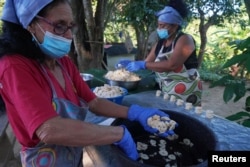 Mari Perez Corralled muestra rodajas de plátano siendo preparadas para ser puestas a secar en una finca en las afueras rurales de La Habana, Cuba, 22 de noviembre de 2023. REUTERS/Alexandre Meneghini