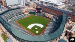 El estadio Oriole Park en Camden Yards de Baltimore, vacío por la pandemia de coronavirus. (AP Foto/Steve Helber)