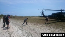 Un helicóptero Blackhawk de la División de Operaciones Aero-marítimas de CBP transportó al grupo hasta Aguadilla, donde los agentes de la Patrulla Fronteriza asumieron su custodia para procesamiento inmigratorio. Foto CBP.