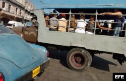 El servicio estatal de transporte en la capital cubana es caótico, y depende de los privados.