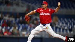 El lanzador Raúl Valdés contra los Suns de Curazao, en la Serie del Caribe, en Miami, Florida, el 6 de febrero de 2024. (Chandan Khanna/AFP).