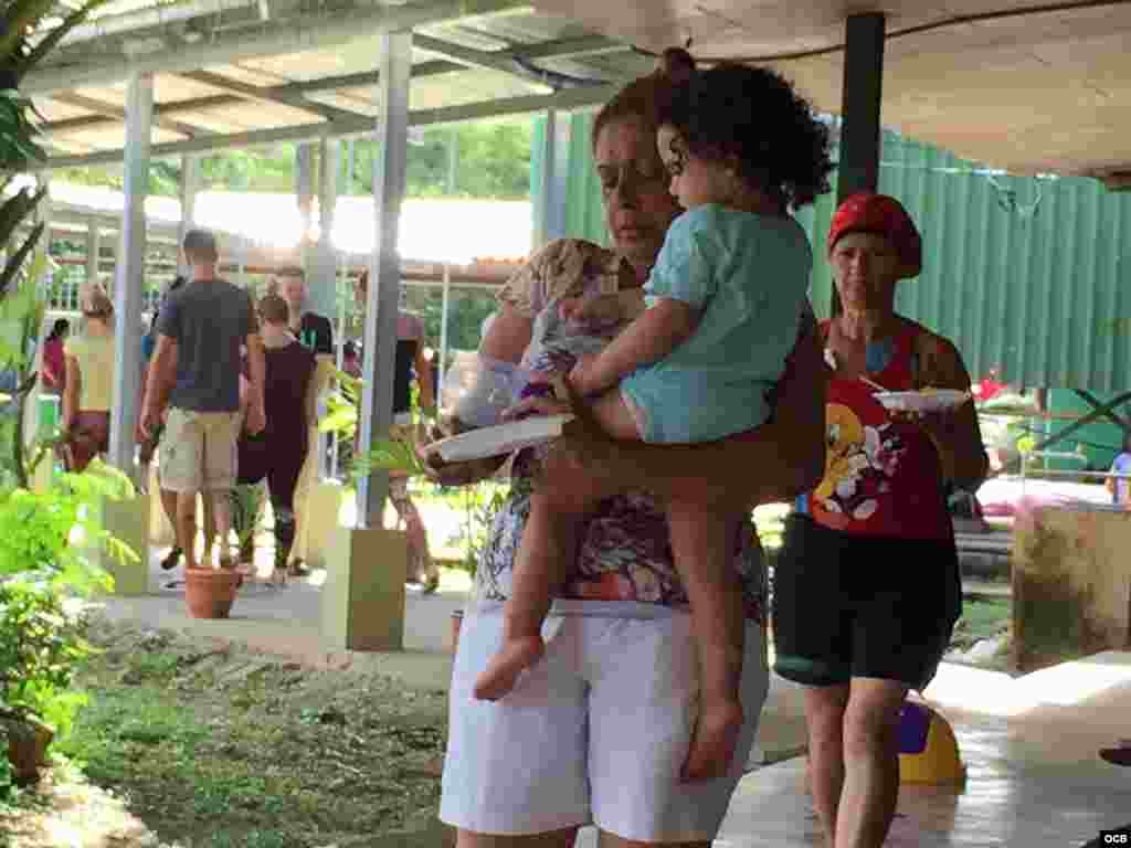 Cubanos varados en Costa Rica son acogidos en un albergue de tránsito habilitado en una escuela del cantón de La Cruz.