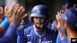 Andy Pages, de los Dodgers de Los Ángeles, es considerado el prospecto número 3 de la organización. En la foto celebra después de anotar contra los Medias Blancas de Chicago en un juego del entrenamiento de primavera en Phoenix, el 6 de marzo de 2024. (Foto AP/Ashley Landis)