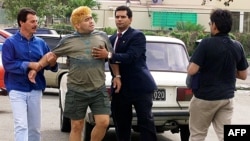 Maradona durante su tratamiento de rehabilitación en Cuba el 25 de enero de 2000. Foto Archivo.