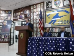 Pedro Corzo introduce la presentación del libro "Al borde de la muerte".