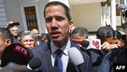 El presidente interino de Venezuela, Juan Guaidó, habla a la prensa tras la sesión en la Asamblea Nacional. 