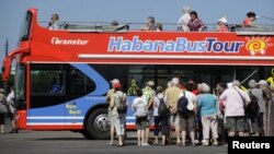 Un grupo de turistas visita La Habana.