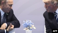 Donald Trump y Vladimir Putin. (Foto tomada el 7 de julio de 2017 en Hamburgo, Alemania).