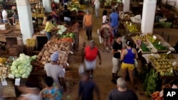 ARCHIVO - Clientes compran en un mercado al aire libre en La Habana, Cuba, en el 2013. Las autoridades impusieron topes a los precios de seis productos de primera necesidad en julio de 2024. (Foto AP/Franklin Reyes, Archivo)