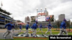 Los Cachorros de Chicago entrenan para el juego con los Indios de Cleveland.