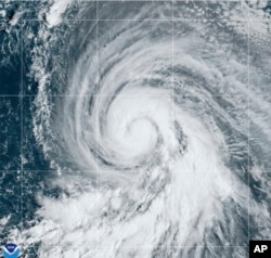 En esta imagen de satélite, proporcionada por la Oficina Nacional de Administración Oceánica y Atmosférica de Estados Unidos (NOAA, por sus siglas en inglés), se ve el huracán Kirk el miércoles 2 de octubre de 2024 en el océano Atlántico. (NOAA vía AP)