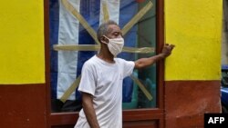 Un cubano se protege del contagio del coronavirus con una mascarilla. (YAMIL LAGE / AFP).