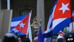 Cubanos protestaron frente a la Embajada de Cuba en Washington el 26 de julio de 2021. Brendan SMIALOWSKI / AFP