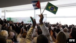 Médicos extranjeros escuchan a la presidenta brasileña, Dilma Rousseff.