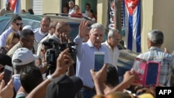 El presidente cubano, Miguel Díaz Canel, conversa con los residentes de Caimanera en la provincia de Guantánamo, Cuba, el 14 de noviembre de 2019.