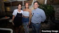 La cantante Rihanna en la foto difundida por el restaurante La Fontana.