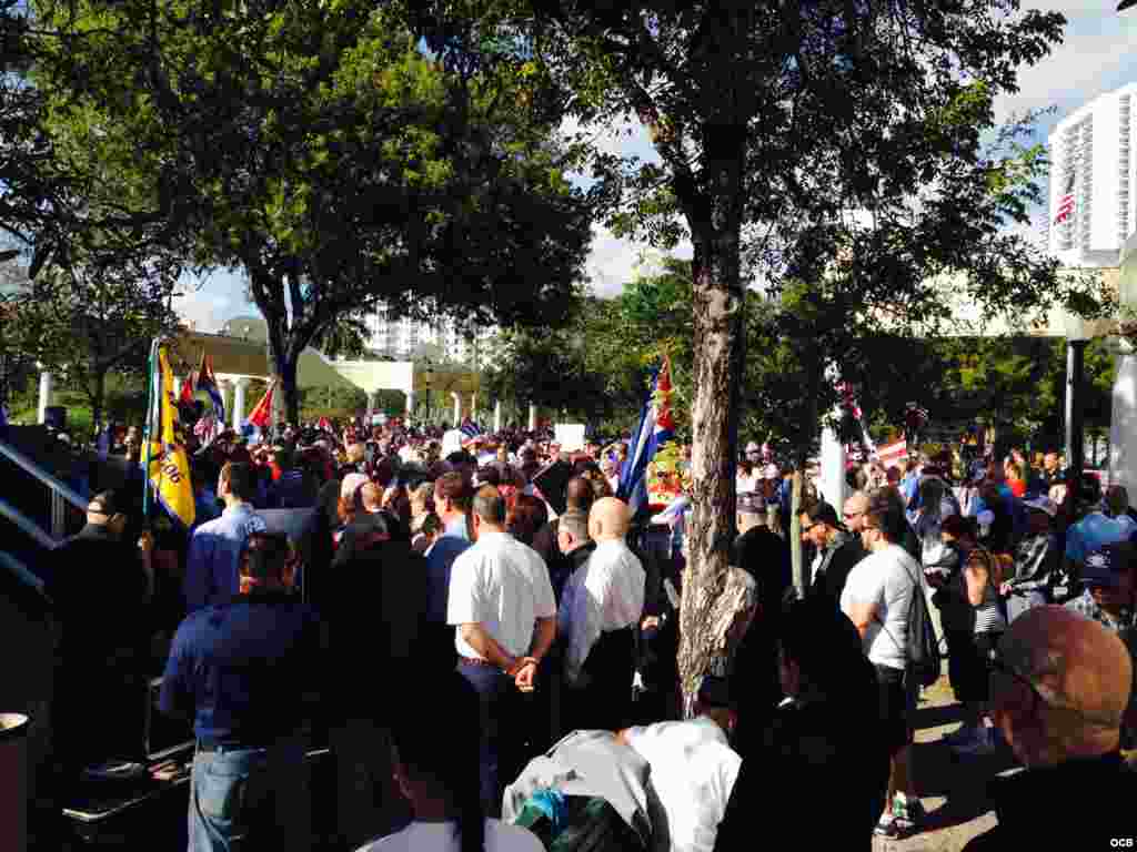 Los asistentes escuchan a los opositores que intervinieron en la protesta.