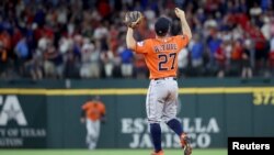 José Altuve celebra la victoria de los Astros sobre los Rangers de Texas durante el quinto juego de la Serie de Campeonato de la Liga Americana en Globe Life Field. Foto Kevin Jairaj-USA TODAY Deportes vía Reuters.