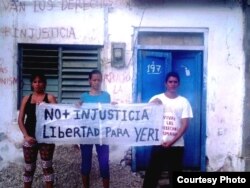 Yisel Aguilar, Odalis Legrá (esposa de Yeris Curbelo) y el activista Yusmel Acosta (ADO). Foto: Cortesía, Yordis G.