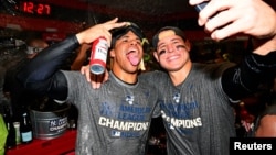 Juan Soto y Anthony Rizzo, de los Yankees de Nueva York, celebran tras vencer a los Guardianes de Cleveland. (David Dermer-Imagn Images vía Reuters)