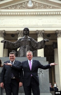 El gobernador del estado de Virginia (EEUU), Terry McAuliffe (d), visita hoy, lunes 04 de enero de 2016, la Universidad de La Habana (Cuba), acompañado por su rector, Gustavo Cobreiro Suárez (i).