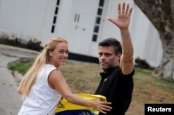 Leopoldo López y su esposa Lilian Tintori en la residencia del embajador español en Caracas.