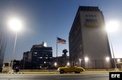 Vista del exterior de la Embajada de Estados Unidos en La Habana (Cuba).