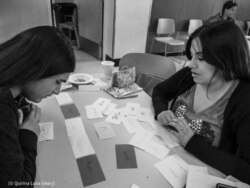 Los hijos de Quirina Geary, Johnathan Costillas y Lillian Camarena, aprenden la sintaxis del idioma mutsun en 2016 utilizando un sistema codificado con colores que Geary elaboró en el Instituto “Breath of Life” para aprender la gramática mutsun. (© Quirin