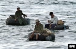 Varios pescadores a bordo de neumáticos de camión.