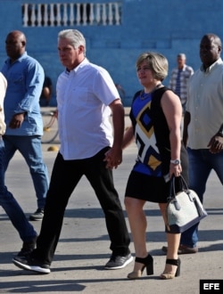 Miguel Díaz-Canel y su esposa Lis Cuesta tras votar en las elecciones generales, el 11 de marzo.