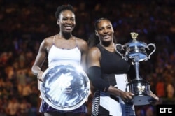 (i-e) Venus Williams y su hermana Serena, campeona del Abierto de Australia.