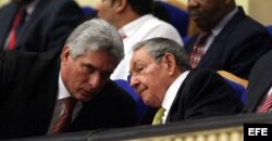 Raúl Castro (c), conversa con el vicepresidente Miguel Díaz-Canel (i),