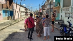 Pobladores de Manzanillo salieron a la calle ante el fuerte temblor que ocasionó el sismo de magnitud 6.8, según el USGS. (Facebook/José Ortiz Benet)