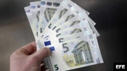 Imagen de los nuevos billetes de cinco euros en Amsterdam, Holanda. 