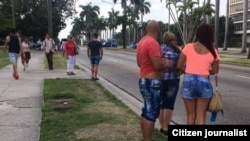 Clientes esperan en la avenida Rancho Boyeros por un taxi que los traslade hacia el Vedado o Centro Habana. (14ymedio). 